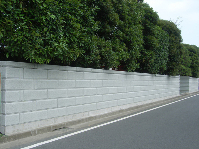 すっきりとした塀は頑丈に、安全に、家を守り続けます。