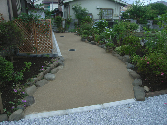 お庭の再生工事です。<br>真砂土は保水性があり水まきしても保たれます。
